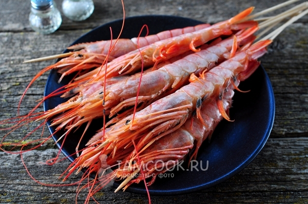 Нанизать лангустинов на шпажки