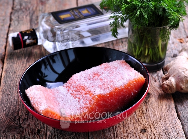 Посыпать рыбу солью с сахаром