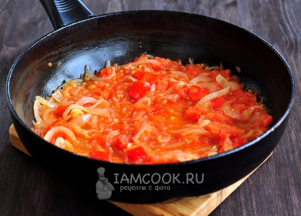 Обжарить лук с перцем и помидорами