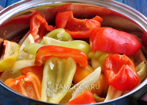 Положить лук и перец