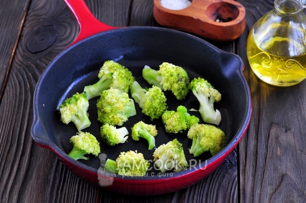 Положить брокколи на сковороде