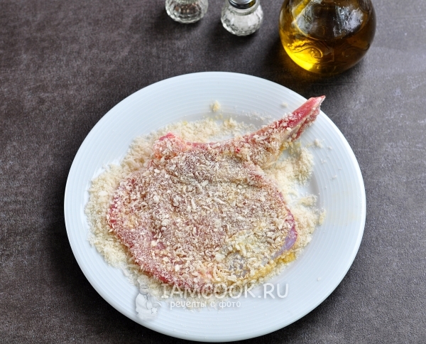 Запанировать мясо в сухарях