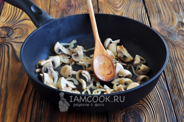 Обжарить грибы с луком