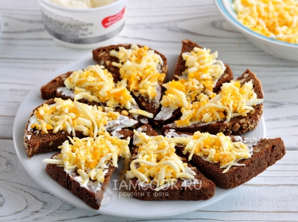 Выложили яйца на гренки