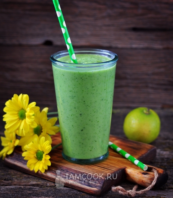 Рецепт зелёного коктейля из сельдерея, огурца, яблока и лайма