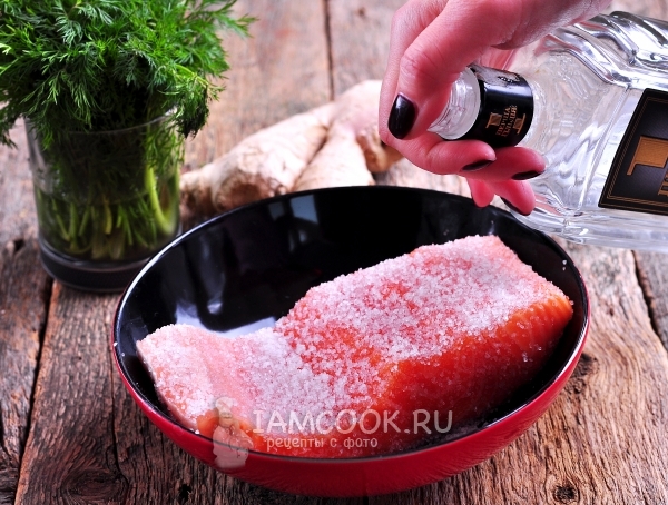 Сбрызнуть рыбу водкой