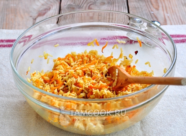 Смешать рис, морковь и лук
