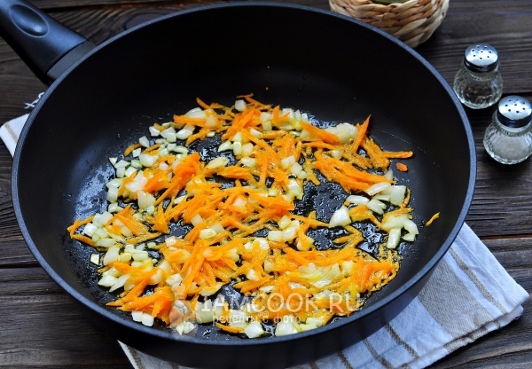 Обжарить лук с морковью
