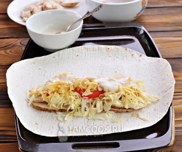 Полить соусом