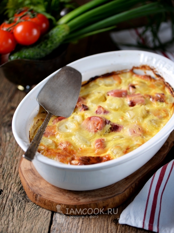 Фото картофельной запеканки с колбасой и сыром в духовке