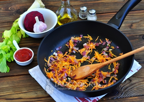 Обжарить лук с морковью