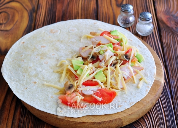 Выложили начинку на тортилью