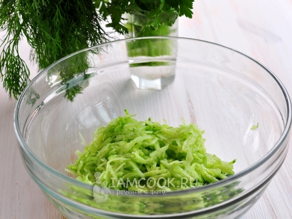 Измельчить лук и огурцы