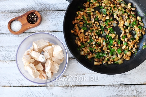 Положить куриное филе в блендер