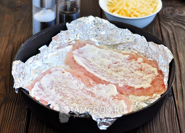 Смазать мясо майонезом