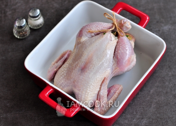 Положить курицу в форму