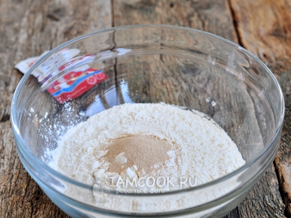 Смешать муку с дрожжами