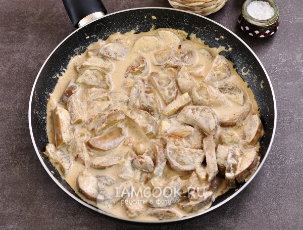 Добавить сметану, соль и грибы