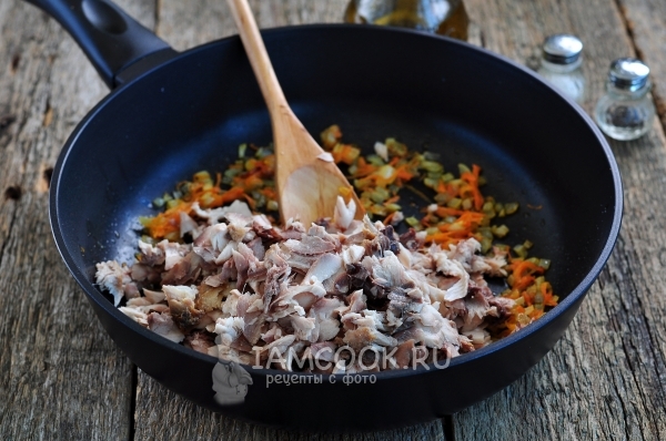 Положить рыбу к овощам