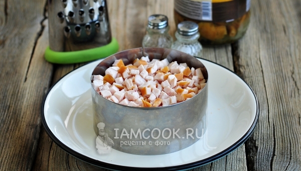 Положить слой курицы