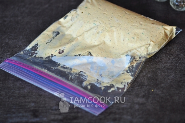 Положить пасту в пакетик