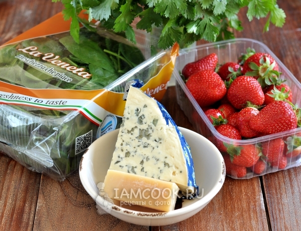 Ингредиенты для салата из клубники и голубого сыра