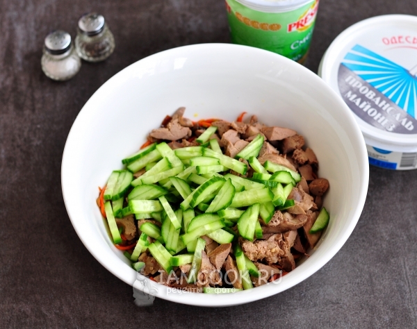 Положить огурцы