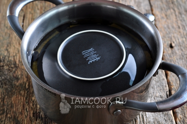 Накрыли долму блюдцем