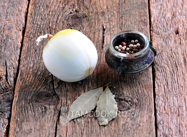 Подготовить специи и лук