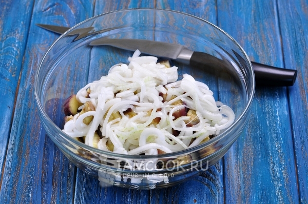 Добавить маринованный лук