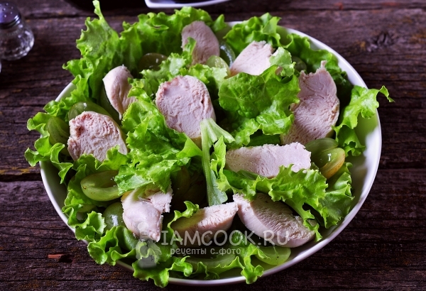 Положить куриное филе