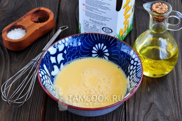 Взбить яйца с молоком