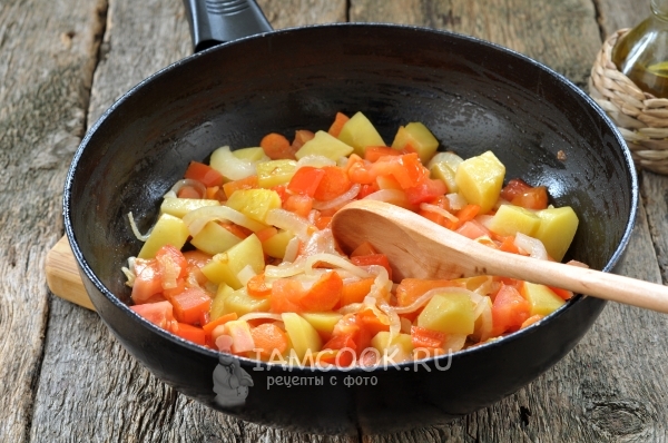 Добавить помидор, чеснок и перец