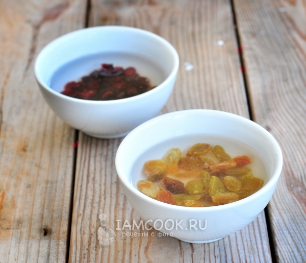 Замочить клюкву и изюм