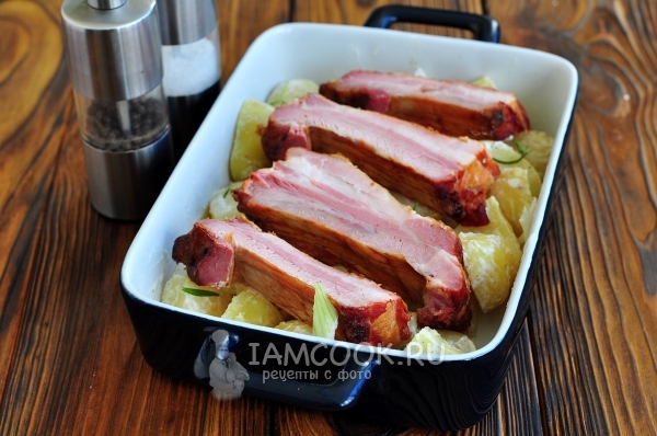 Положить копченую грудинку