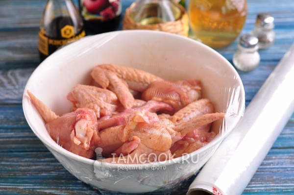 Накрыть крылышки пленкой