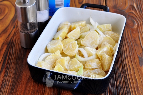 Положить сметану