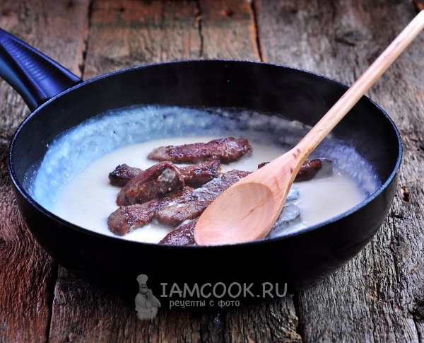 Положить мясо в подливку