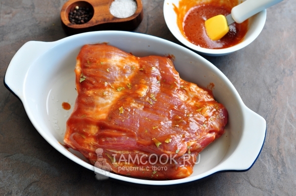 Положить мясо в форму