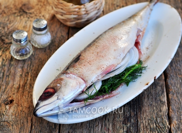 Положить в скумбрию лук и зелень