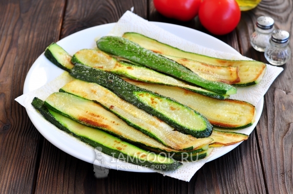 Положить кабачки на бумажное полотенце