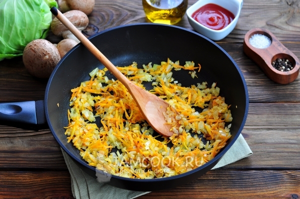 Обжарить лук с морковью