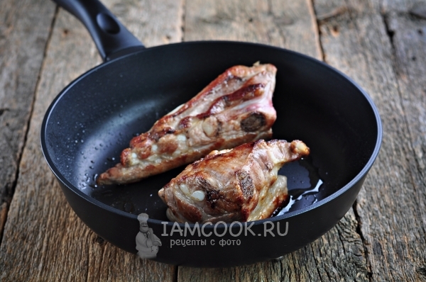 Обжарить свиные ребрышки