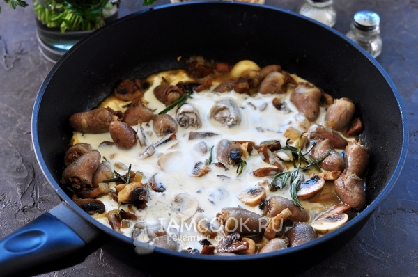 Влить сметану с водой