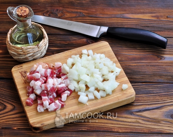 Порезать лук и бекон