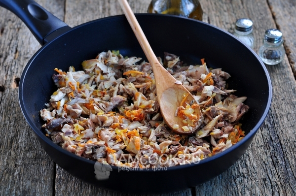 Всыпать соль и перец