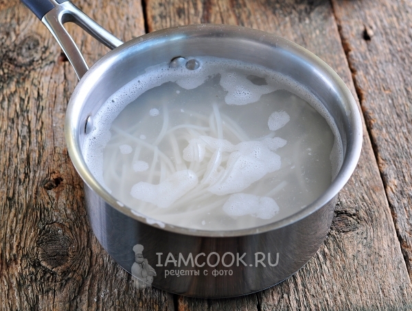 Положить лапшу в воду