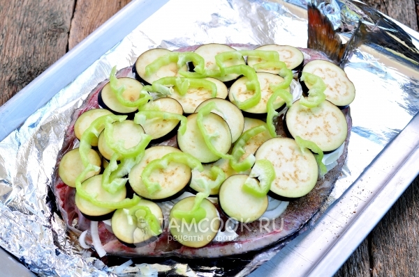 Положить баклажан и перец