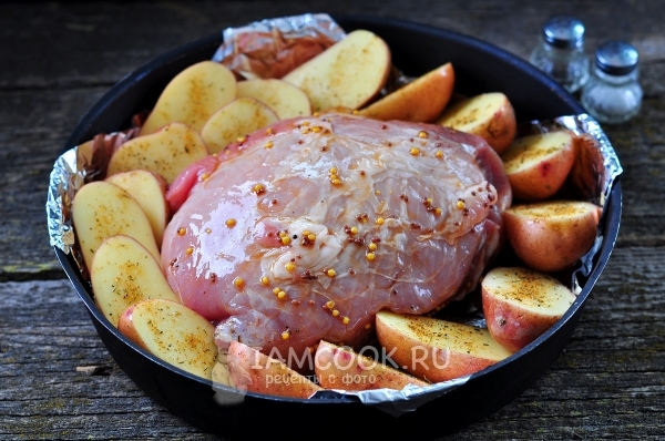 Положить в форму картофель с мясом