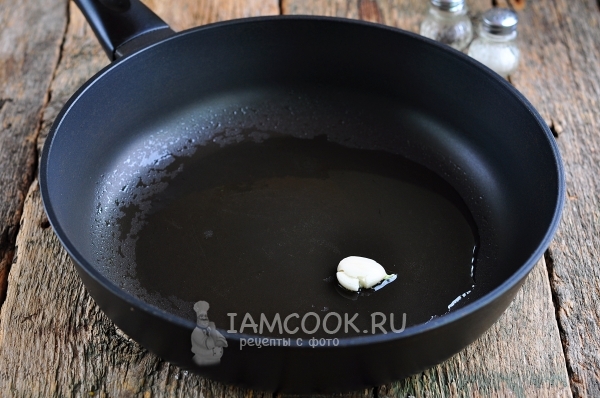 Обжарить чеснок